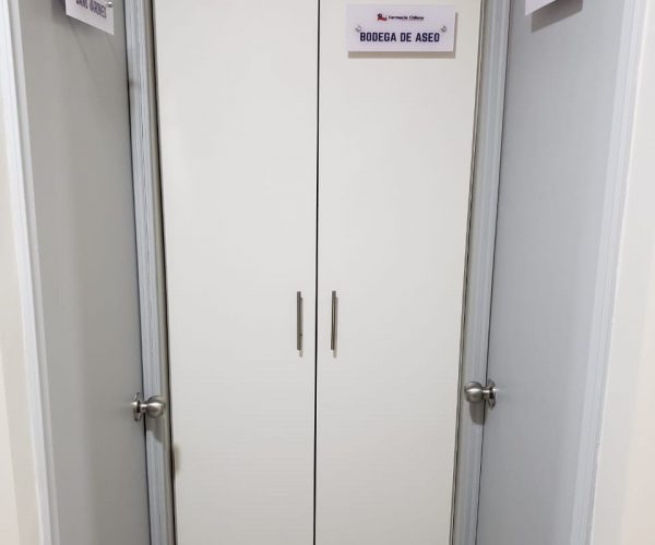 Acceso zona servicios
